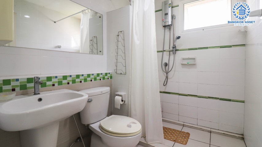 บ้านเดี่ยวมือสอง นนทบุรี ม.ชัยพฤกษ์ บางใหญ่ คุณภาพจากแบรนด์ L&H เนื้อที่กว้าง 56.20 ตร.ว. ฟังก์ชัน 3 ห้องนอน 3 ห้องน้ำ 2 ที่จอดรถ ภายในตกแต่งโมเดิร์น สภาพมือหนึ่ง พร้อมเข้าอยู่ได้เลย! โครงการตั้งบนทำเลเดินทางสะดวก ใกล้รถไฟฟ้าสายสีม่วง "สถานีคลองบางไผ่" และจุดขึ้นทางด่วน "กาญจนาภิเษก"